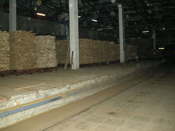 Погрузка сухой доски на складе компании Массив Лес в Люберцах