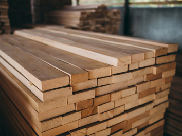 Massiv Les sells kiln dried edged boards of oak wood, beech wood, ash wood, basswood, alder wood, maple wood, pinewood, larch wood in Russia and neighbouring countries.
