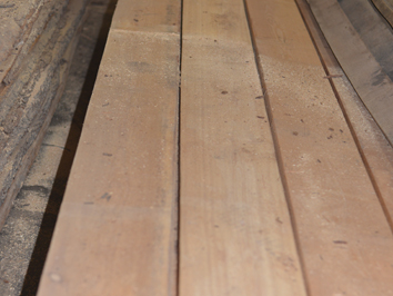 Обрезная сухая доска лиственницы сорта 0-1 толщиной 50 мм на складе.