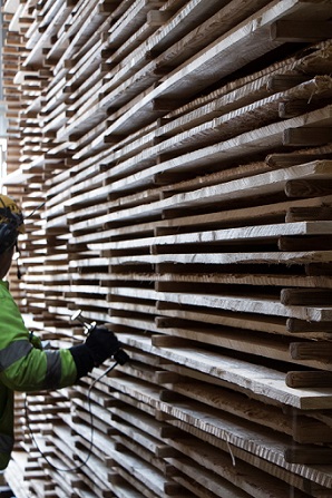 На протяжении всего процесса сушки древесины необходимо постоянно контролировать влажность доски.